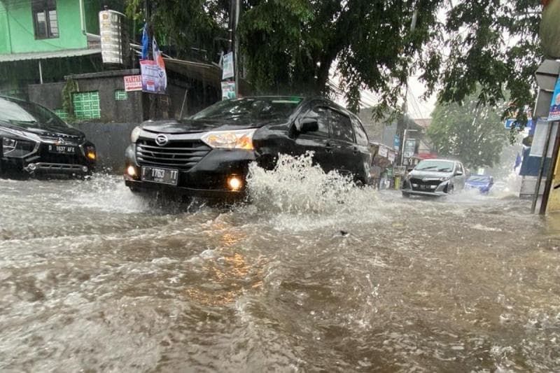 Yang Perlu Diperhatikan Saat Mobil Akan Melintas Genangan Banjir