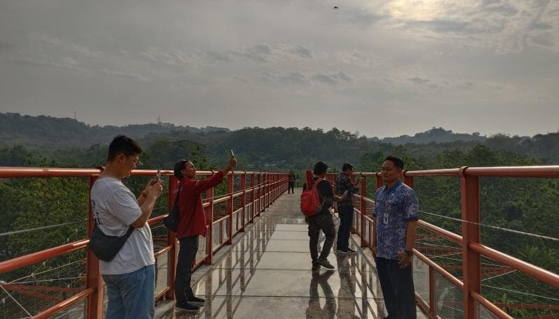 Pengunjung Jembatan Kaca Hutan Tinjomoyo Masih Dibatasi saat Nataru, Kenapa?