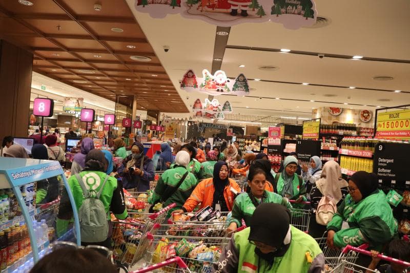 Muslimah Swimming Squad Ajak Puluhan 'Ibu Ojol' Belanja Gratis di Aeon DP Mall Semarang