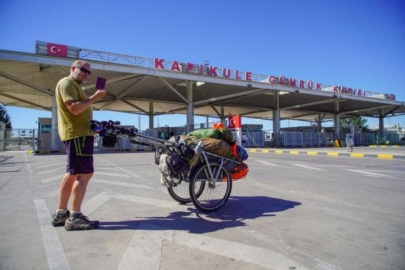 Cerita Karl Bushby yang Masih Berjalan Kaki Keliling Dunia Sejak 1998