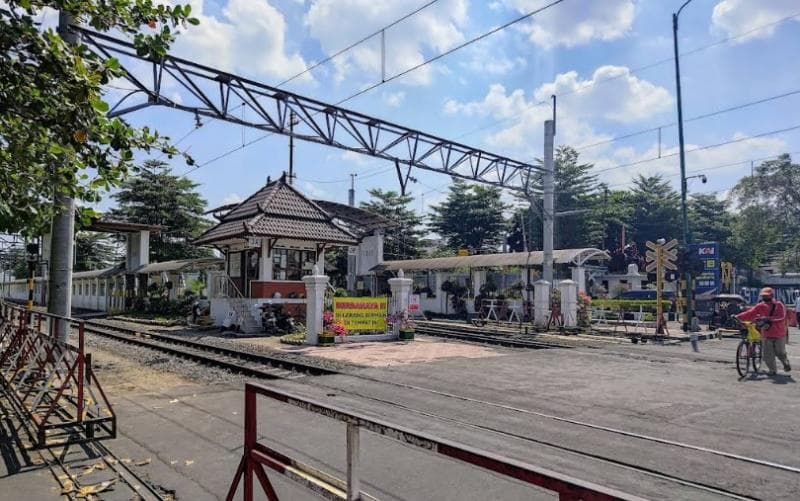 Uniknya Palang Pintu Kereta di Stasiun Tugu Yogyakarta, Salah Satunya Terpendek di Indonesia!