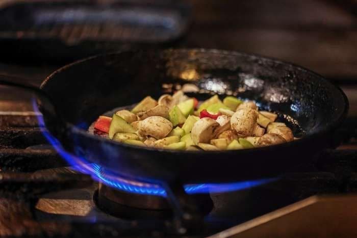 Hobi Hangatkan Makanan Sisa? Duh, Simak Dulu Kata Ahli Gizi Biar Nggak Jadi Racun!