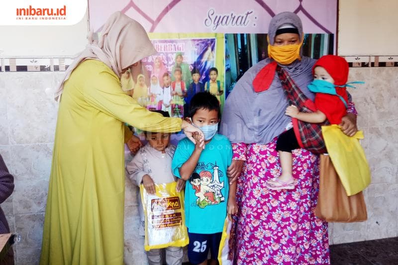 Konveksi dan butik Ar-rikna mengundang anak yatim untuk berbagi baju muslim. (Inibaru.id/ Rafida Azzundhani)