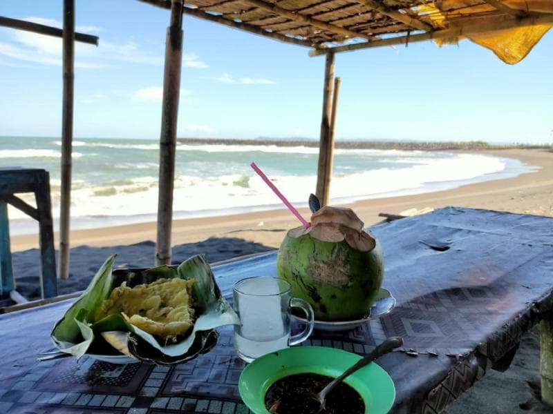 Syahdunya Deburan Ombak di Pantai Bunton Cilacap