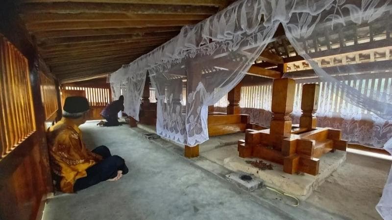 Uniknya Makam Mbah Kuwu di Kebumen yang Full Kayu!
