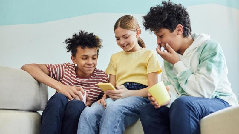 Mulai Maret Ini, Anak di Bawah 16 Tahun Dibatasi Main Medsos