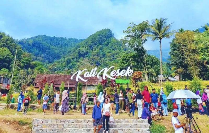 Pendapatan Desa hingga Miliaran, Pemdes Beri THR Lebaran untuk Warga Sriwulan