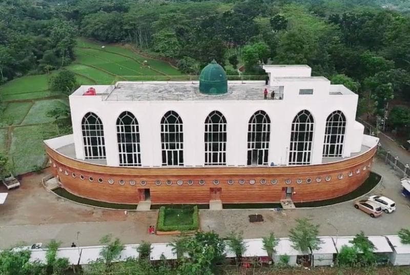 7 Masjid Unik dan Bersejarah di Semarang; Dari 'Kapal Nabi Nuh' Sampai Menara Khas Melayu