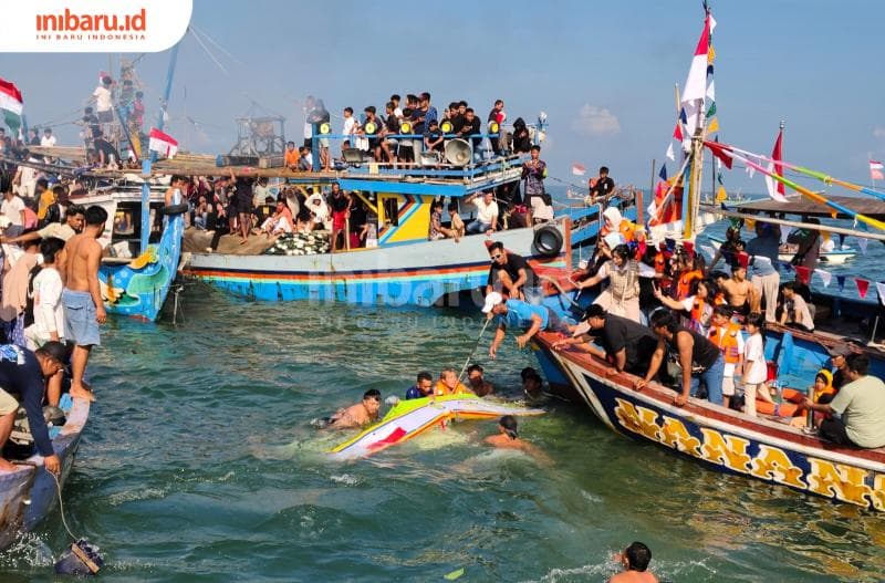 Lomban, Tradisi Berebut Kepala Kerbau di Perairan Jepara saat Syawalan