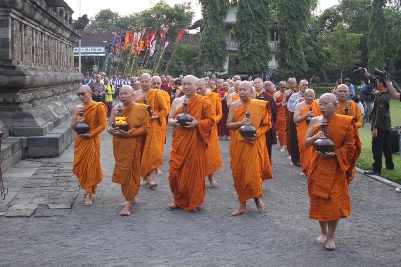 Mengenal Thudong, Perjalanan Spiritual Para Biksu yang Selalu Mencuri Perhatian Saat Waisak