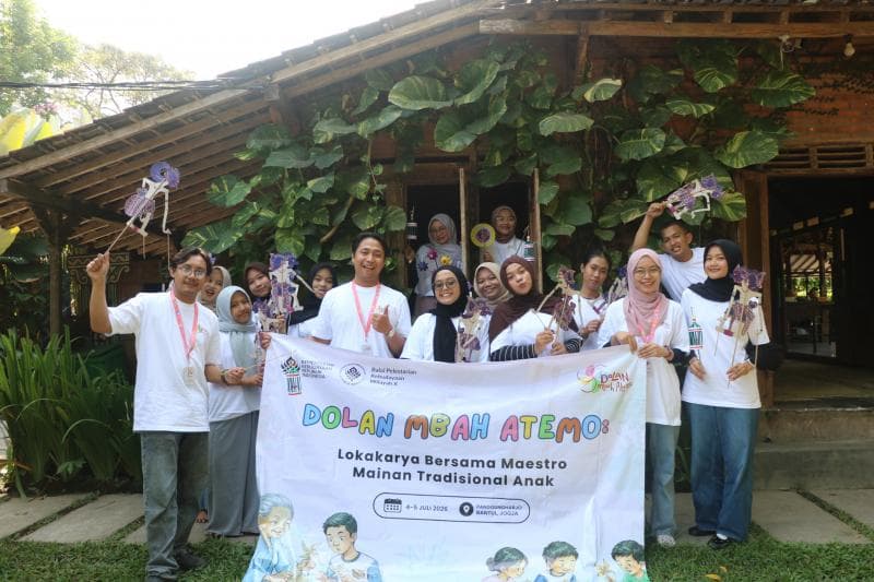 Belajar Langsung dari Mbah Atemo, Belasan Anak Muda Lestarikan Mainan Tradisional Berbahan Kertas Bekas