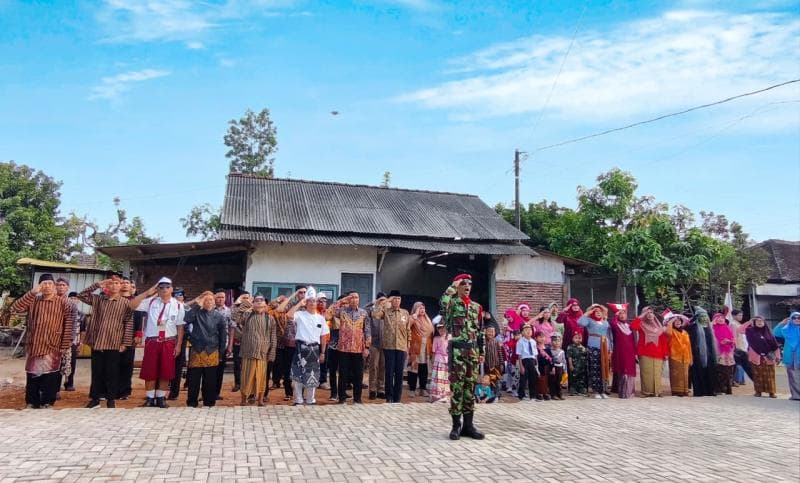 Unik! Upacara HUT RI di Gang Presiden Puntan Diramaikan Kostum Daur Ulang Sampah