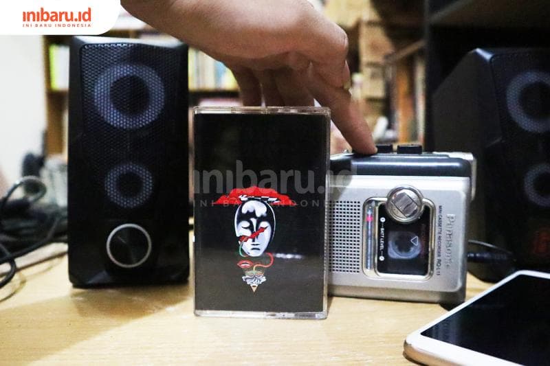 Album baru Mahiwal 'o Ndes (2020) dari grup rock asal Semarang, Olly Oxen, dirilis dalam format kaset pita. (Inibaru.id/ Gregorius Manurung)