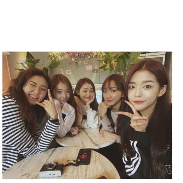 Dita Karang (dua dari kanan) bersama anggota girlband Secret Number lainnya. (Instagram/@ditakarang)