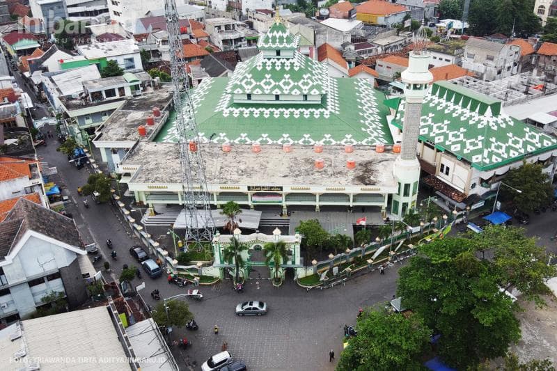 Foto udara Masjid Kauman Semarang yang terlihat sepi menjelang jam berbuka puasa.
