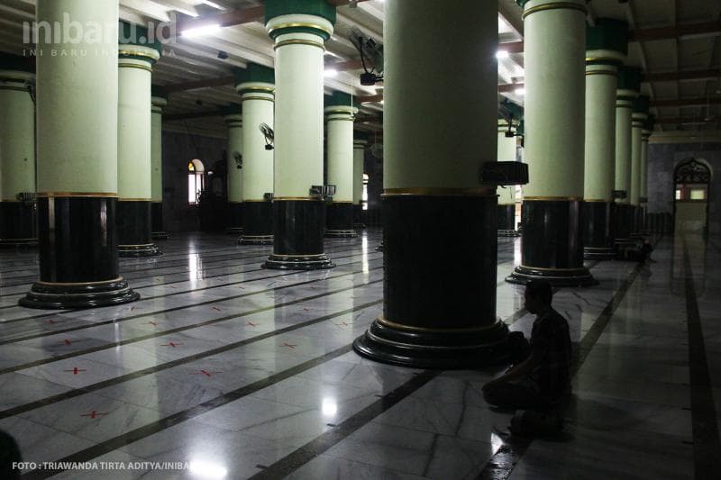 Umat muslim melaksanakan ibadah shalat di Masjid Kauman Semarang.