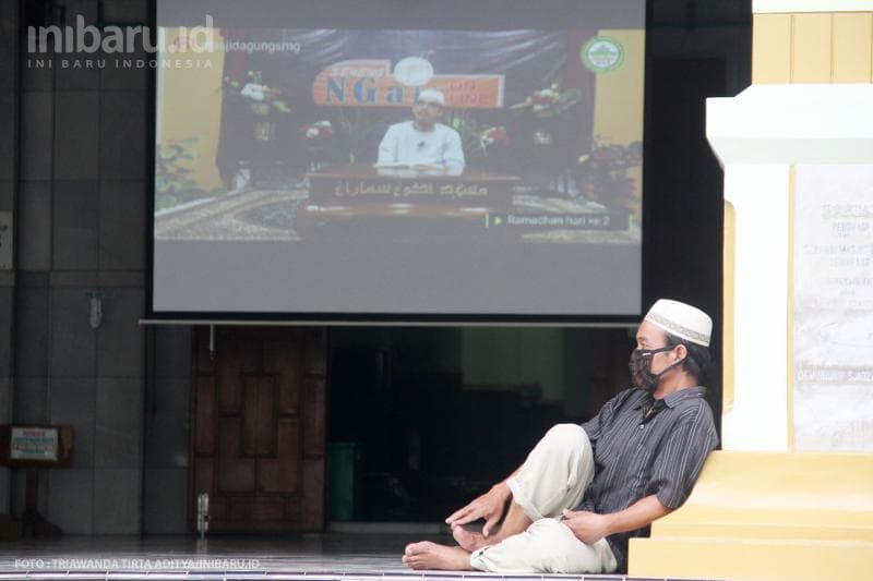 Umat muslim mendengarkan pengajian online di Masjid Kauman Semarang.