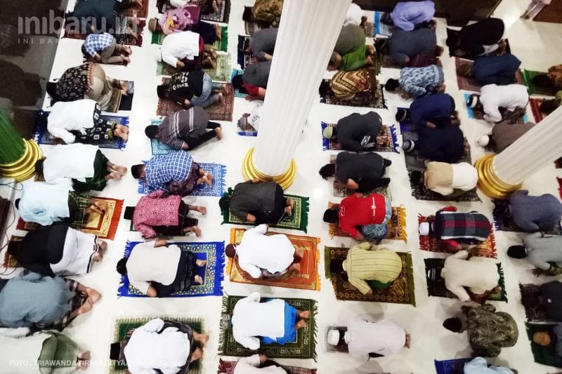 Umat muslim menjalankan ibadah shalat Tarawih berjamaah di salah satu masjid Kota Semarang.