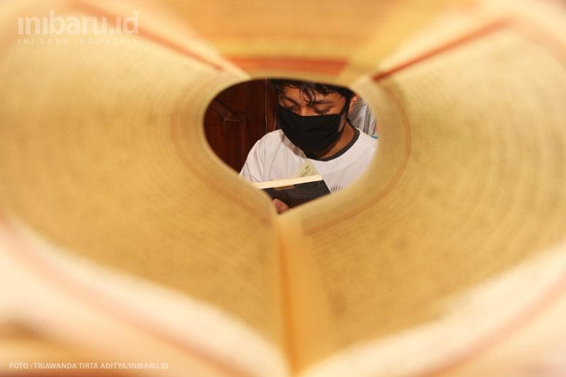 Umat muslim membaca Al-Qur’an di rumahnya saat pandemi Covid-19.