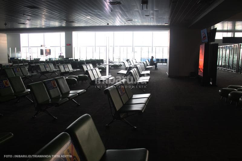Calon penumpang sendirian di Boarding Room menunggu keberangkatan pesawat.