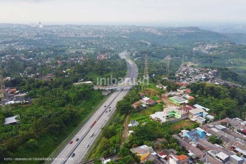 Foto udara Tol Trans Jawa yang hanya dilewati oleh beberapa kendaraan.