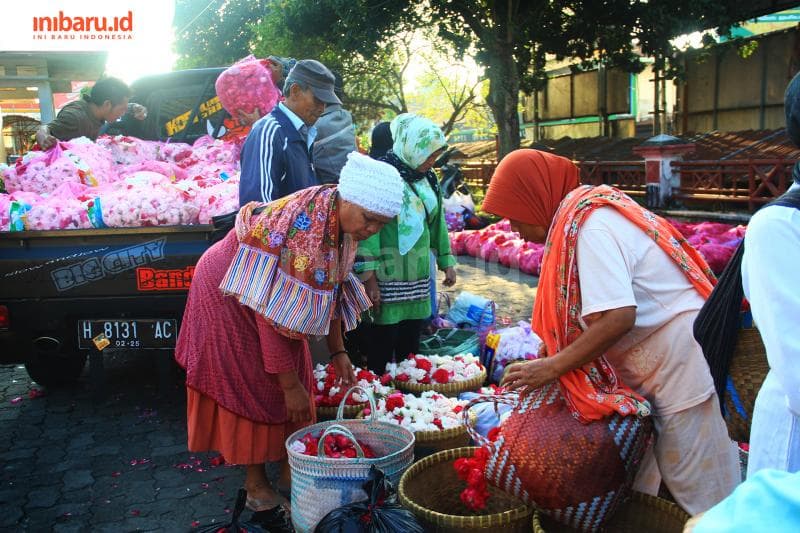 Melihat Aktivitas Pedagang Kembang di Pasar Bunga Bandungan