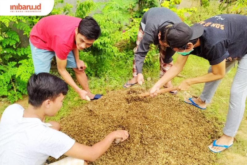 Para pemuda D’Mojodadi’s tengah menyiapkan media untuk penyemaian bibit sayuran yang akan dibagi ke masyarakat nantinya. (Inibaru.id/ Rafida Azzundhani)