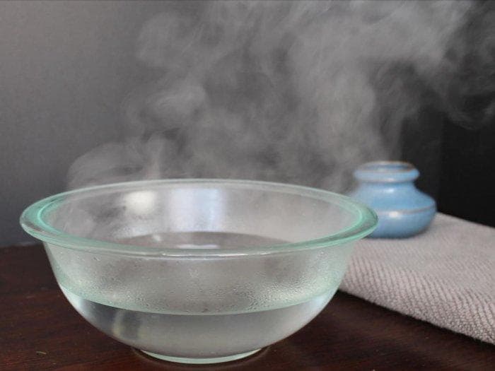 Rendam air hangat sebelum mencuci wajan antilengketmu. (Totalinfo4u)