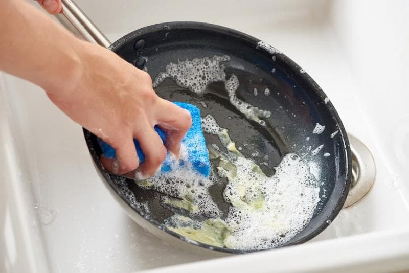 Gunakan spons saat mencuci wajan antilengketmu. (ProductNation)