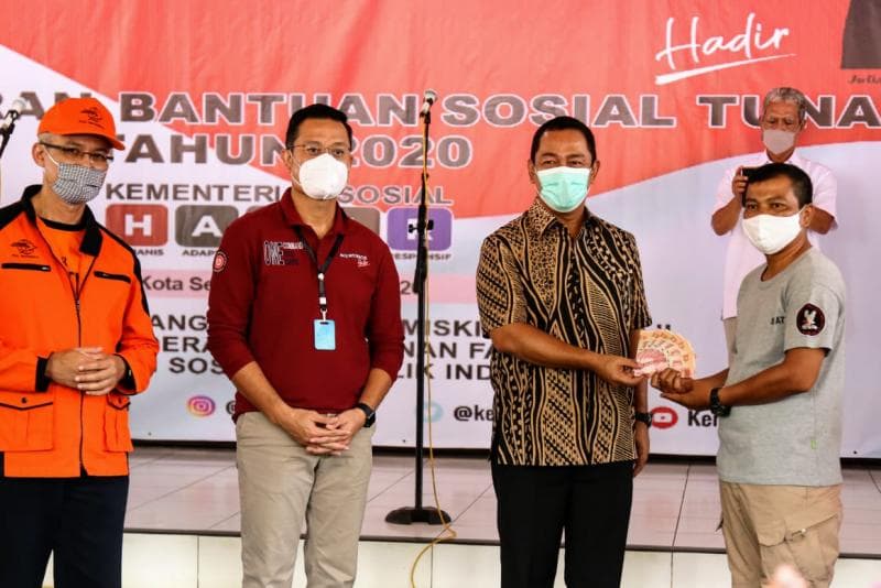 Mensos Juliari P Batubara bersama Walikota Semarang Hendrar Prihadi memberikan bantuan sosial tunai. (Humas Kemensos)<br>