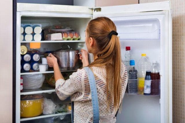 Menyimpan makanan panas di kulkas bisa berdampak buruk (Hipwee)