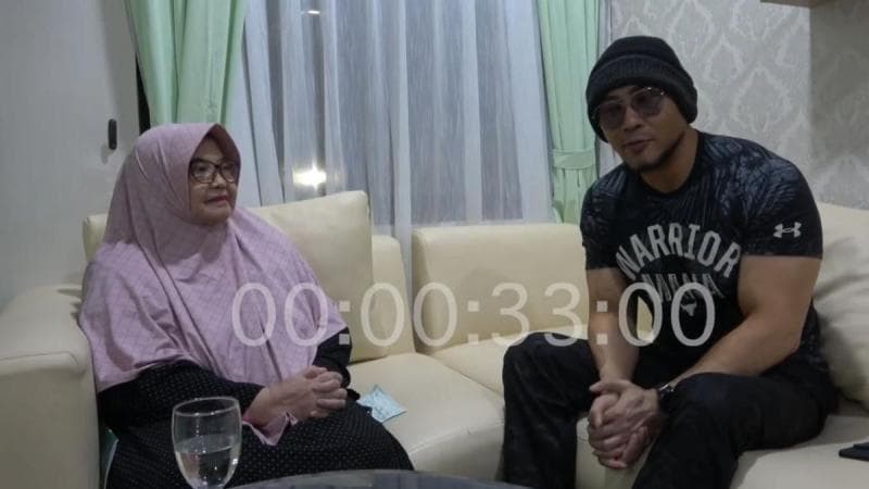 Siti Fadilah dan Deddy Corbuzier saat wawancara di RSPAD Gatot Subroto. (Youtube/Deddy Corbuzier)