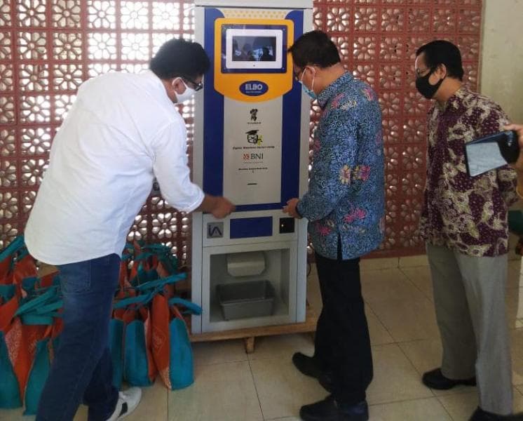 Penyaluran bantuan sembako sekaligus peresmian ATM Beras di Universitas Diponegoro pada tanggal 12 Mei 2020. (Dokumentasi Punakawan)<br>
