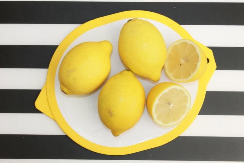 Gunakan lemon untuk membersihkan (meramuda.com)