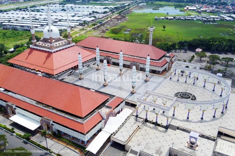 Foto udara Masjid Agung Jawa Tengah (MAJT) pada 14 April 2020. Nggak ada wisatawan berkunjung di lokasi ini.