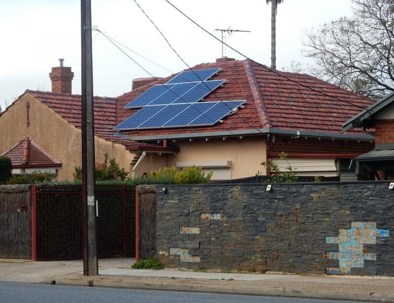 Panel surya bisa dipasang untuk rumahan. (Flickr/

Michael Coghlan)