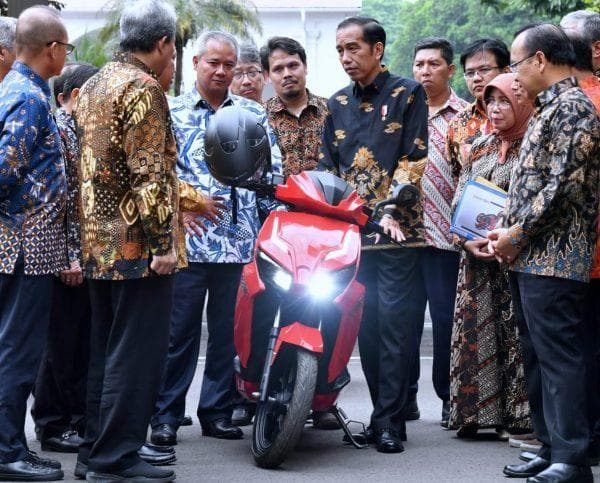 Presiden Joko Widodo meninjau motor listrik Gesits. (Anwarholil.wartawanindonesia)