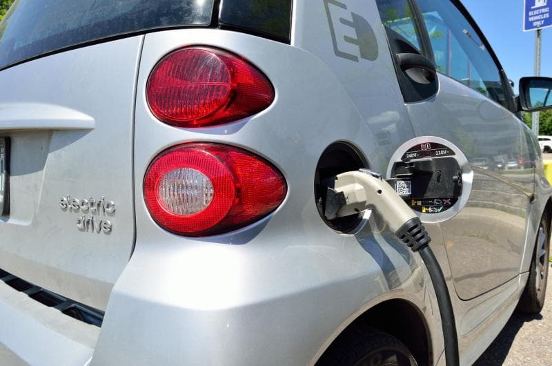 Mobil listrik dianggap lebih hemat dibandingkan dengan mobil biasa. (Flickr/opengridscheduler)