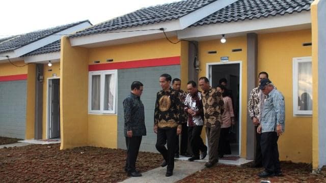 Jokowi dan jajarannya tengah melakukan pengecekan perumahan rakyat. (Antara/Risky Andrianto)<br>