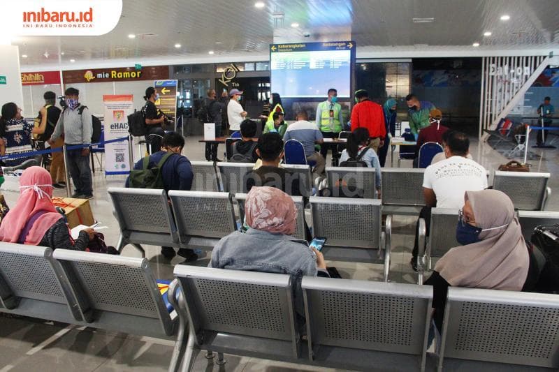 Penukaran tiket di Bandara Ahmad Yani sudah menggunakan kursi agar nggak berdesak-desakan. (Inibaru.id/ Triawanda Tirta Aditya)
