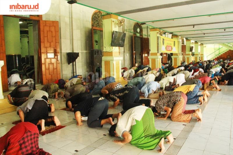 Suasana salat Jumat di masjid Kauman, Jumat (5/6). (Inibaru.id/ Zulfa Anisah)