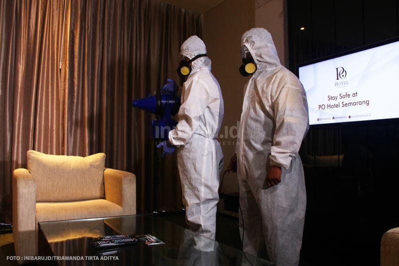 Petugas secara rutin menyemprotkan disinfektan di dalam kamar tamu PO Hotel Semarang. Penyemprotan dilakukan setiap kali tamu check out.