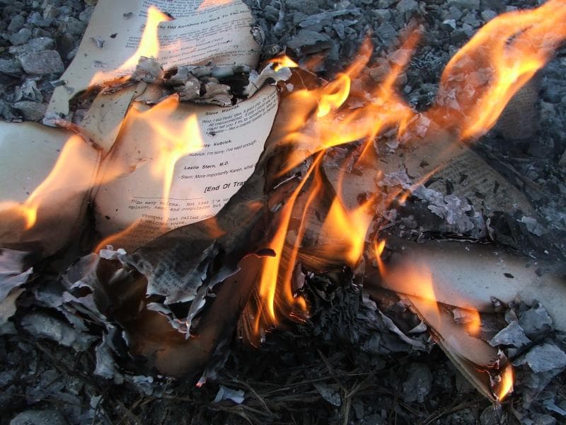 Kebiasaan membakar sampah bisa membahayakan pernapasan. (Flickr/

LearningLark)