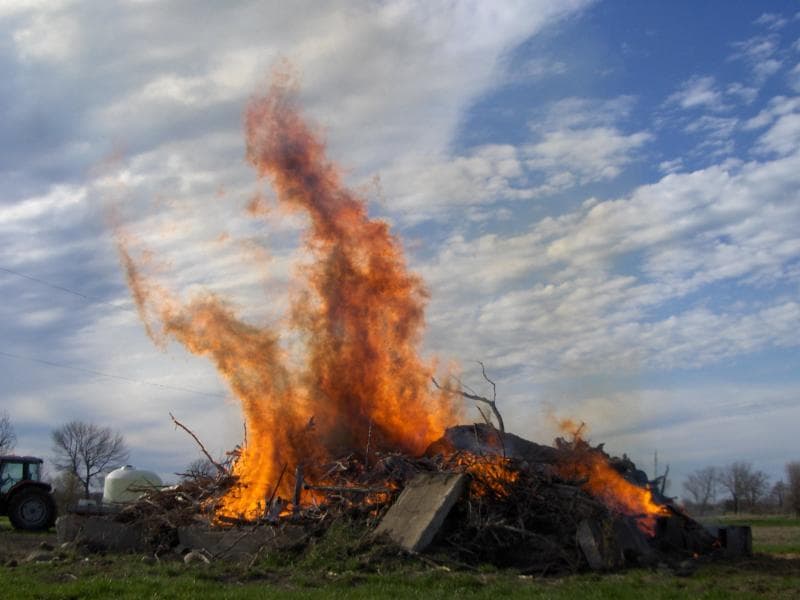 Membakar sampah juga berbahaya bagi lingkungan. (Flickr/entozoa)