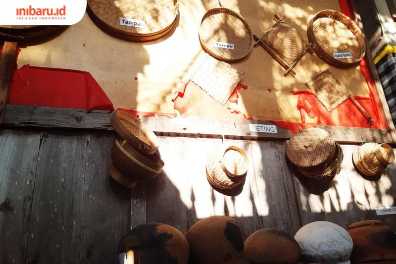 Berbagai pajangan peralatan tradisional orang zaman dulu. (Inibaru.id/ Julia Dewi Krismayani)<br>