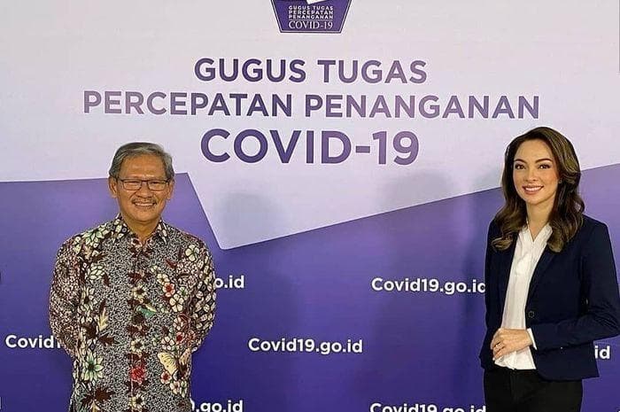 Dokter Reisa bersama Achmad Yurianto menyampaikan siaran terkini Covid-19 di Indonesia. (Instagram/rinews.id/)