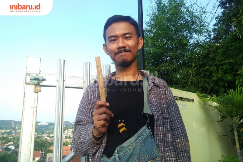 Erwin Rizki atau Iwenk, pegiat karinding asal Semarang. (Inibaru.id/ Isma Swastiningrum)<br>