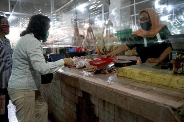 Pasar di Surabaya tetapkan aturan transaksi yang unik. (Katakini)