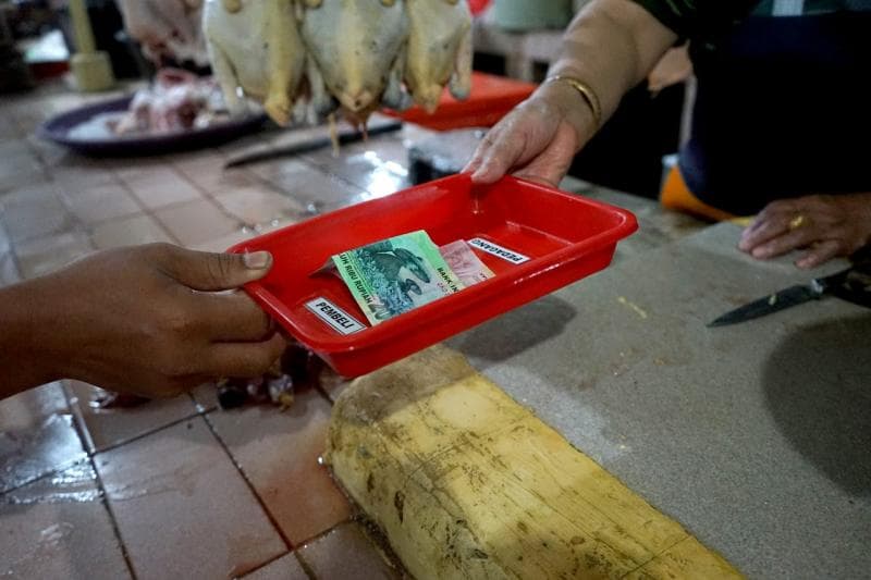 Pasar di Surabaya tetapkan aturan transaksi unik demi mencegah penularan Covid-19 lewat uang. (Suarasurabaya)
