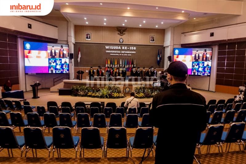 Menyaksikan Prosesi Wisuda 'Hening' Undip